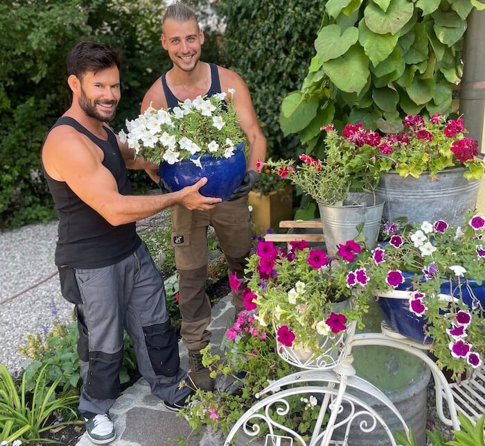 Mitarbeiter von Verde Gartenbau bei der Arbeit